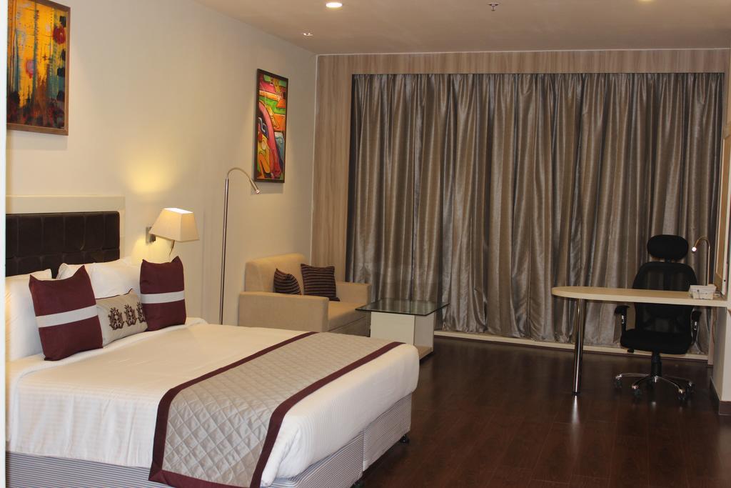 Xenious World Square Hotel 가지아바드 외부 사진